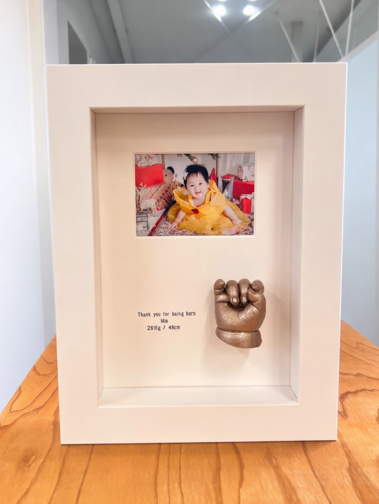 片手と赤ちゃんの画像